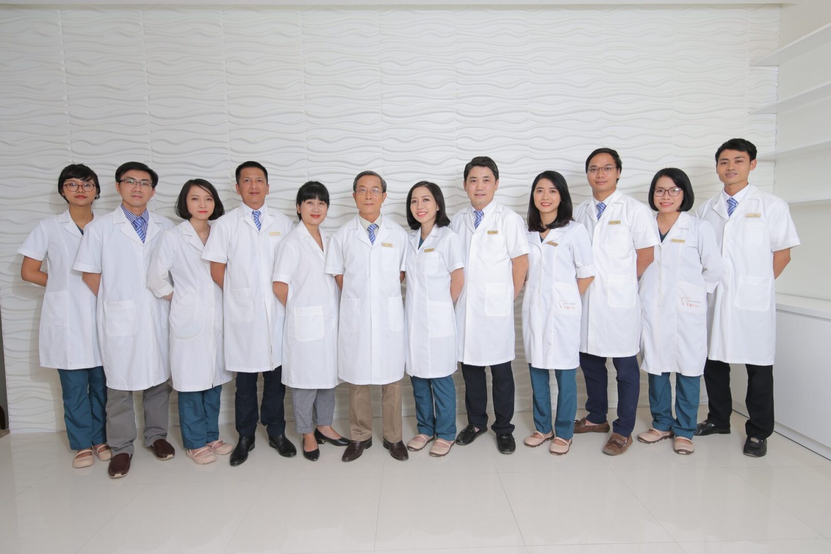 doi ngu y bac si tai nha khoa Viet Uc Luxury