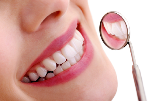 Trước khi bọc răng sứ, bạn sẽ được các bác sĩ thăm khám tình trạng răng, lợi.