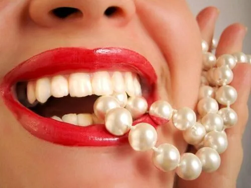 Sau khi cấy ghép răng implant bạn vẫn có thể sinh hoạt, làm việc, ăn uống bình thường.
