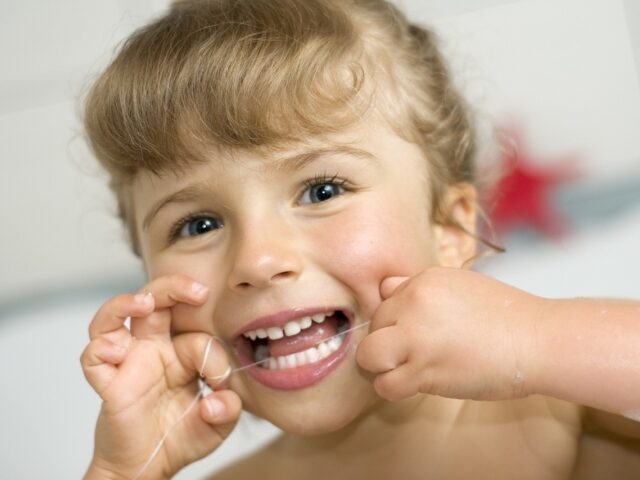 Nhổ răng sữa nhẹ nhàng và không đau cho trẻ