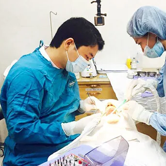 Bác sỹ nha khoa đang điều trị bệnh cho bệnh nhân Bác sỹ nha khoa đang điều trị bệnh cho bệnh nhân