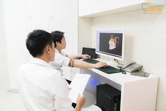 Bac si lap ke hoach trong rang Implant cho benh nhan