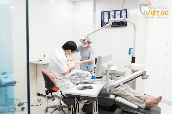 bac si phau thuat cam Implant cho benh nhan
