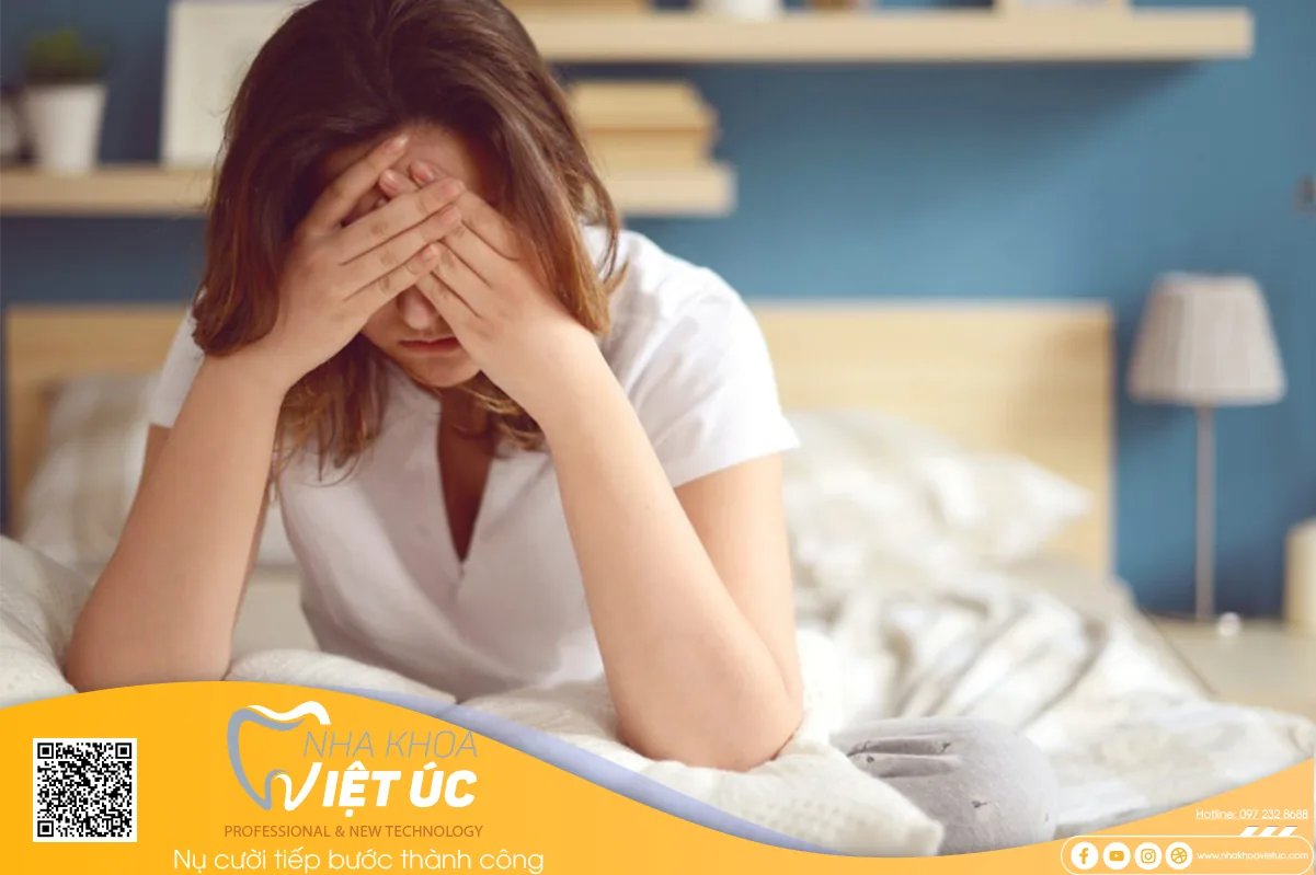Tật nghiến răng ảnh hưởng rất nhiều đến sức khỏe răng miệng của cô chú, men răng bị mòn dễ dẫn đến ê buốt, đau nhức khi ăn nhai