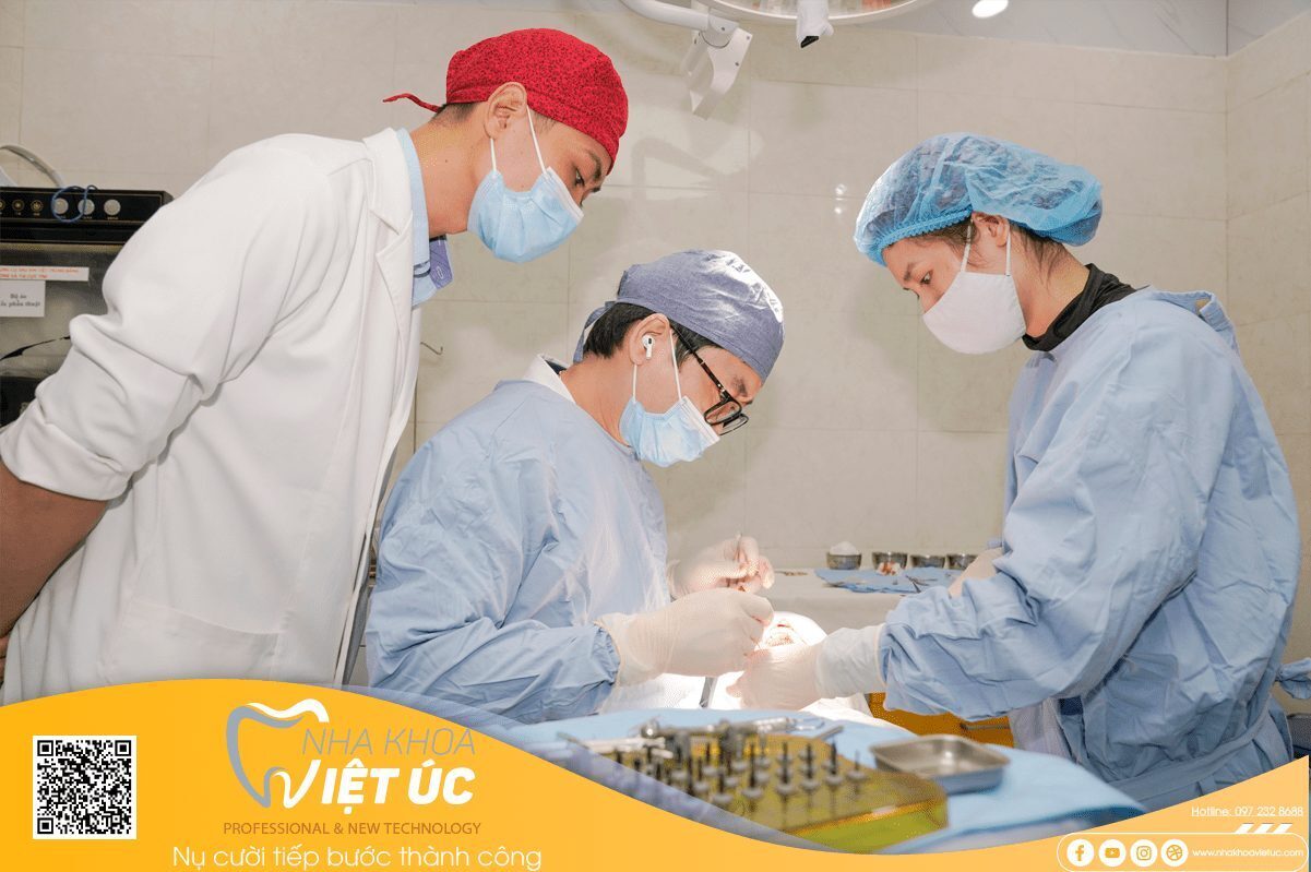 Trước mỗi ca trồng răng Implant các Bác sĩ Việt Úc đều trao đổi kỹ lưỡng với cô chú về sức khỏe tổng quát và thói quen cận chức năng